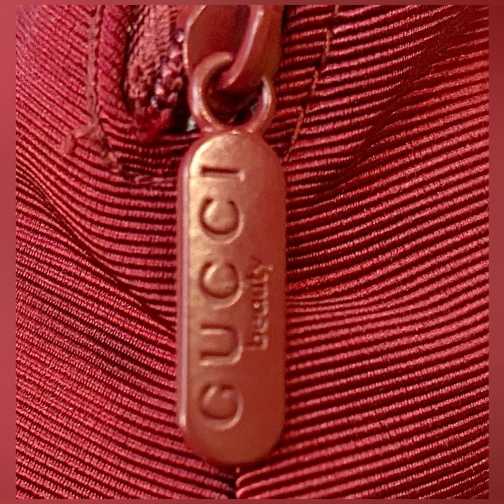 NIP GUCCI BEAUTY MERLOT POUCH. Holds your necessities while protecting your bag - Picture 7 of 7